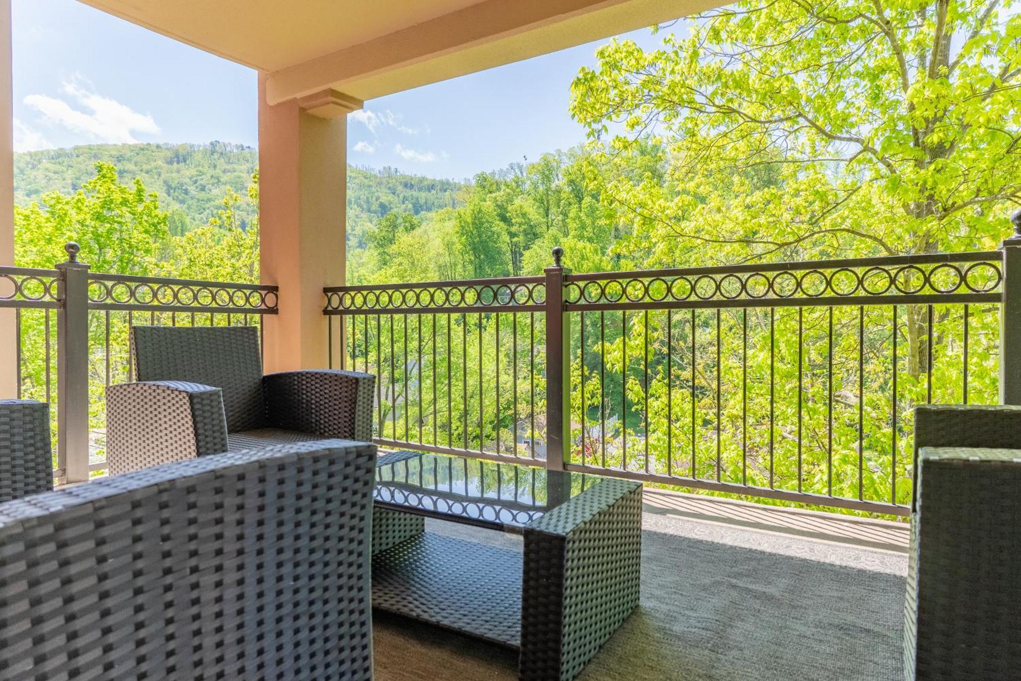 Luxurious Condo, Pool, Fireplace, Hiking Gatlinburg Exterior foto